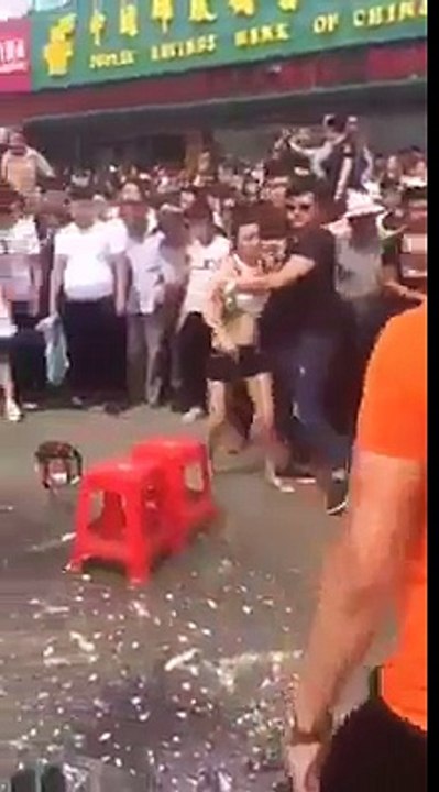 Nam thanh niên đập bia vào đầu liên tiếp _ càng đập càng xung