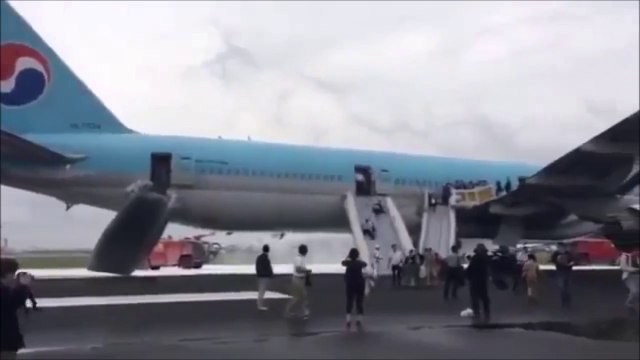 Japon : avion en feu, évacuation des passagers grâce aux toboggans