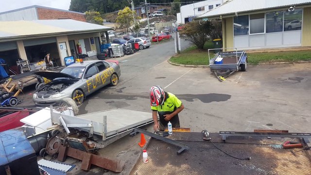 Ce taré saute avec sa voiture aux dessus d'une pile de dechets. Cascade de dingue