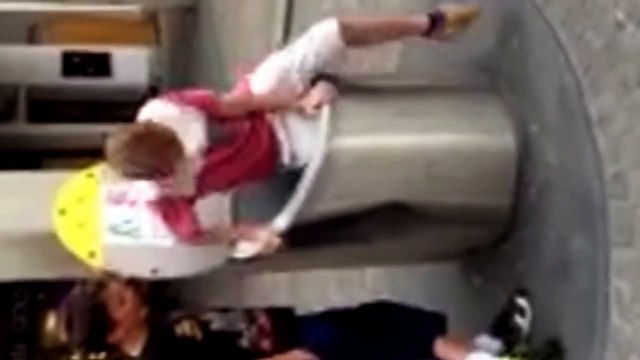 Cette poubelle à double fond avale un enfant qui se cachait là