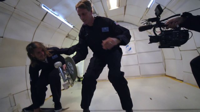 Tony Hawk fait du skateboard en gravité 0 dans un avion en plein vol