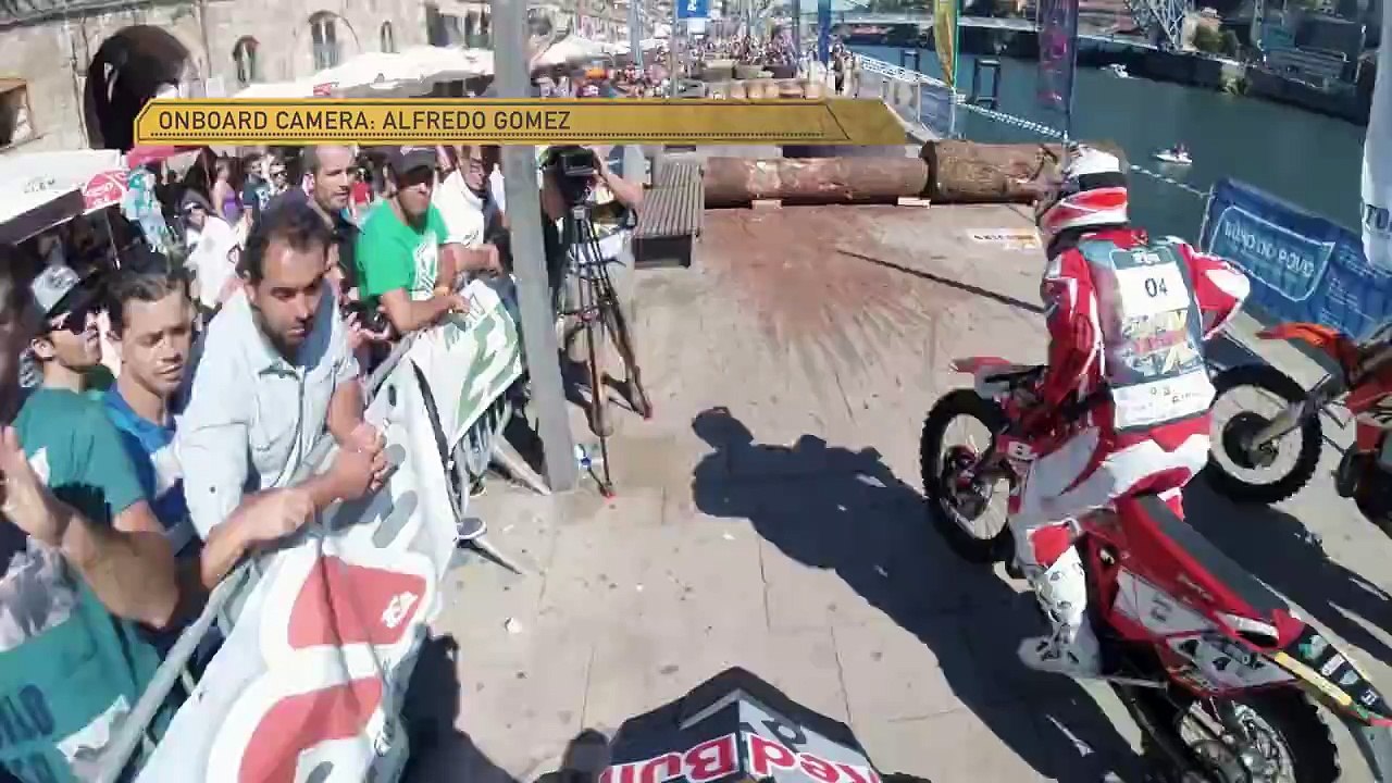 Une course moto Red Bull dans une ville au Port...