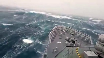 Un navire affronte des vagues de 20 mètres lors d’une tempête