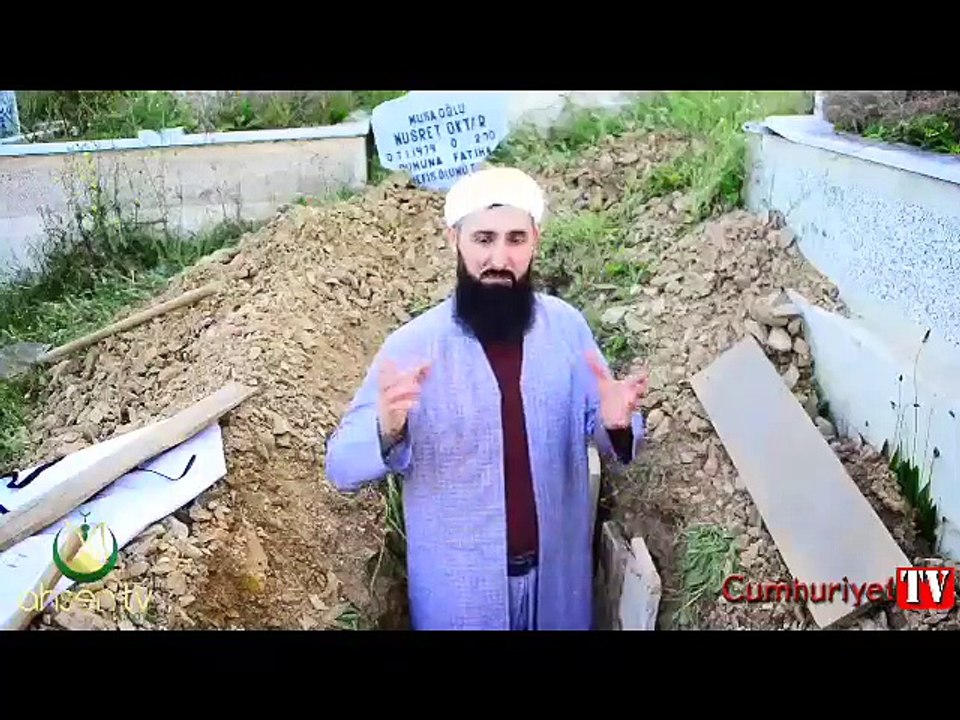 Muhabiri diri diri mezara gömdüler