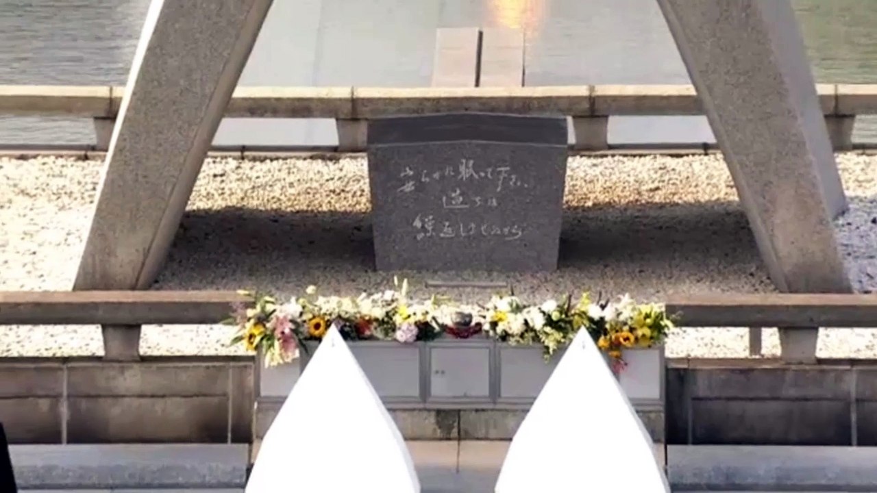 Hiroshima : Barack Obama dépose une couronne de fleurs au mémorial de la paix