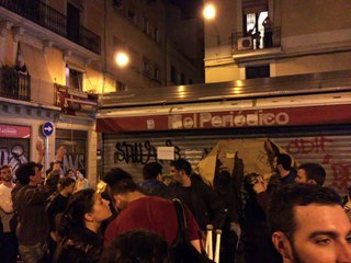Manifestants poc després de la destrossa del mural