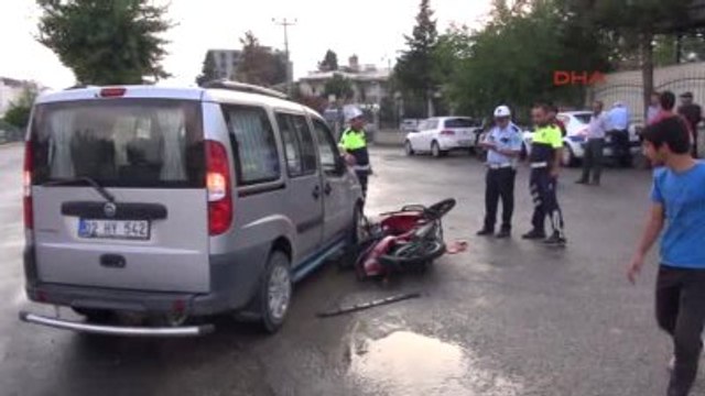 Adıyaman Hafif Ticari Aracın Çarptığı Motosikletli Yaralandı