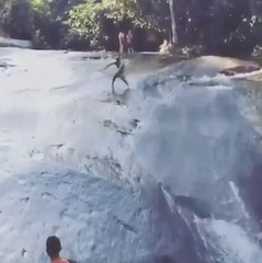 Este rapaz consegue andar na água