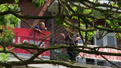 Neighbours in Brexit 'battle of the balconies'