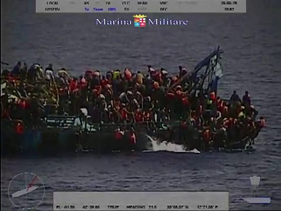 Le naufrage d'un bateau transportant plus de 500 migrants filmé par la marine italienne - Regardez