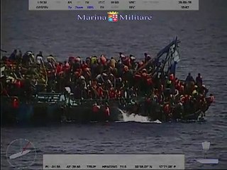 Le naufrage d'un bateau transportant plus de 500 migrants filmé par la marine italienne - Regardez