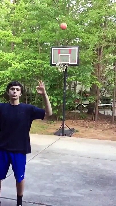 Régis croit avoir réussi le tir parfait au basket