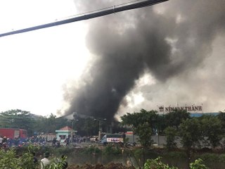 Giao thông ùn tắc tại khu vực cháy công ty nệm Vạn Thành