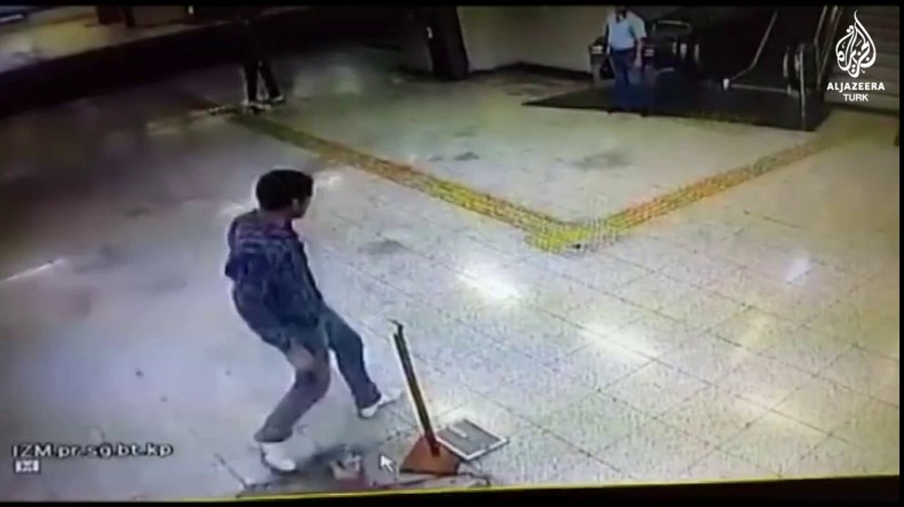 İzmir'de heykele saldırı