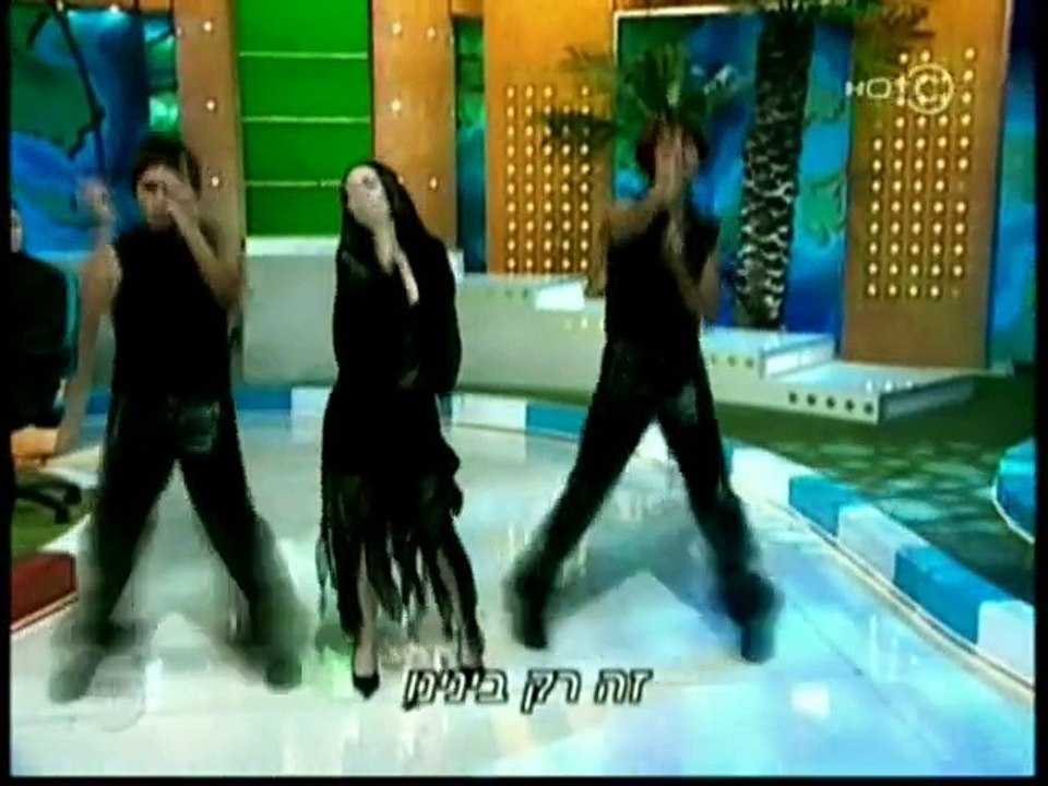 ארץ נהדרת - מאיה בומבילה שרת החינוך והתקליט זהב...