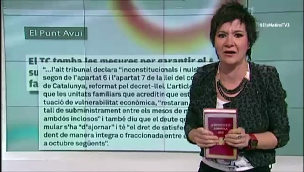 Una presentadora de TV3 quema una Constitución en Directo