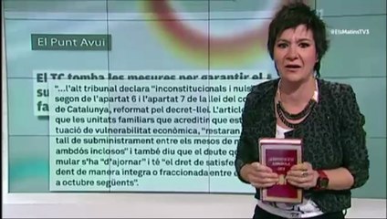 Una presentadora de TV3 quema una Constitución en Directo