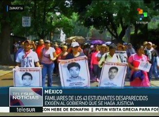 Maestros y familiares de los 43 de Ayotzinapa protestan en México
