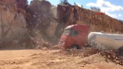 Tunceli'deki Taş Ocağındaki Dev Toprak Parçası Böyle Kaydı