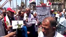 الإسكندرانية يتظاهرون بالورود لتأبين ضحايا حادث الطائرة المنكوبة بالقائد إبراهيم