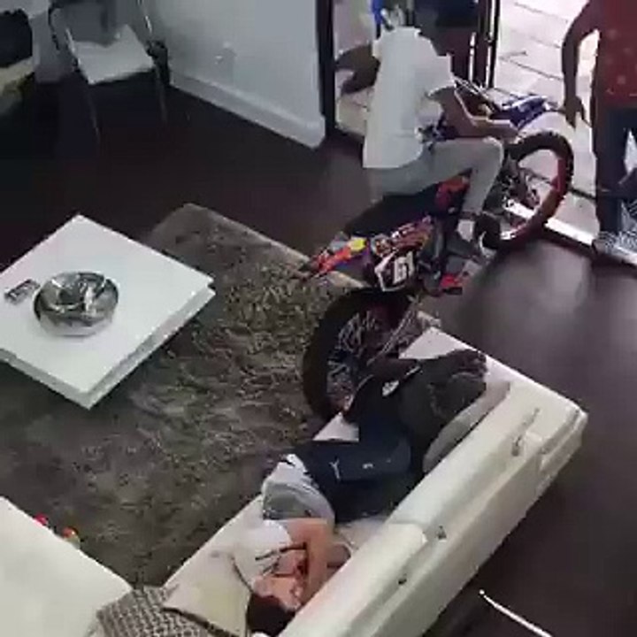 comment réveiller son pote ?
