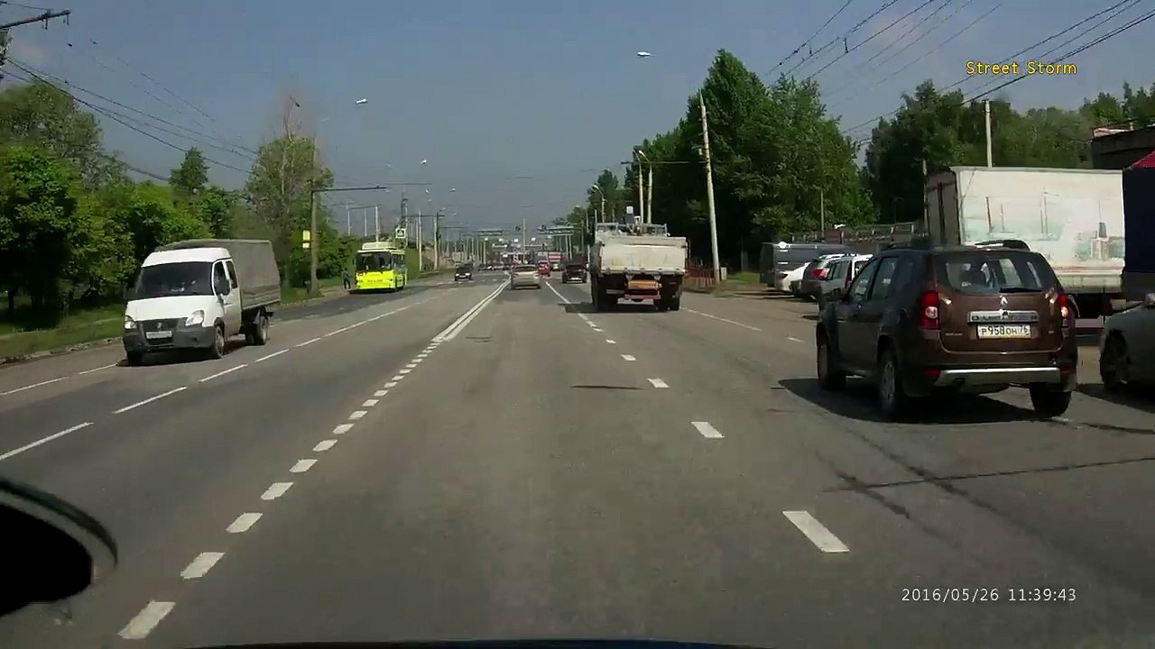 Un camion perd ses roues arrière
