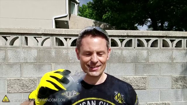 Il se jette de l'azote liquide au visage