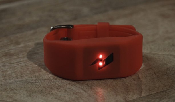 VÍDEO: La pulsera que te da una descarga eléctrica si te gastas mucho  dinero - Vídeo Dailymotion