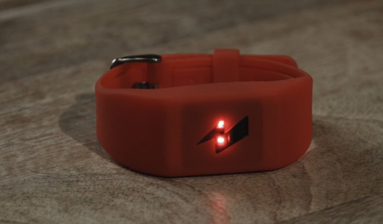 VÍDEO: La pulsera que te da una descarga eléctrica si te gastas mucho dinero