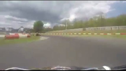 ALGUMA VEZ VIRAM UM KART A ULTRAPASSAR PELO AR?