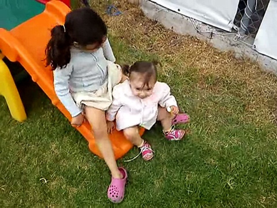 Mis hijas en la resbaladilla