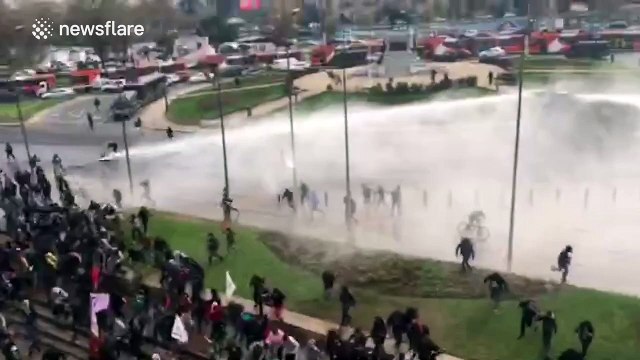 Violent riots between students and police in Chile
