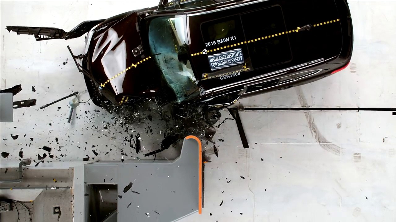 2016 BMW X1 small overlap IIHS crash test