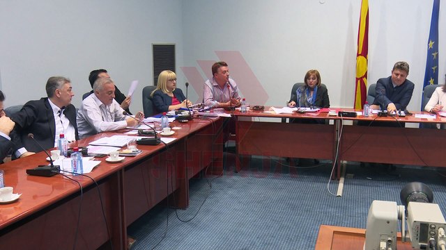 KOMISIONI PËR IMPIÇMENT PËRPLAS PUSHTETIN DHE OPOZITËN