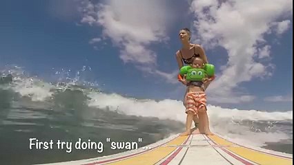 Cette maman surf avec son gamin sur les épaules... Sport en famille