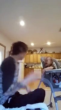 Ce bébé n'en peut plus et est mort de rire...