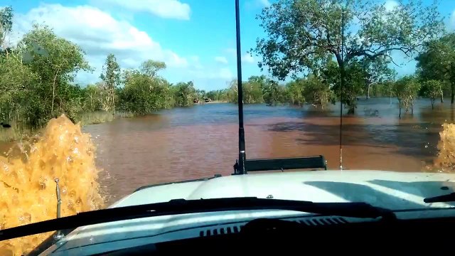 Traverser une rivière avec un Land Cruiser