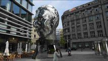 Estatua de Kafka recuerda la huella del escritor en Praga