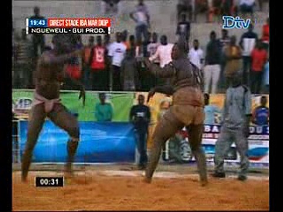 Regardez le combat très chaud du Drapeau Bébé Basse la femme du Chanteur Pape Diouf