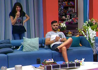 lory a primit cadou un pui congelat de la sotul ei nebun :) 2016 05 27 23 56 23 907