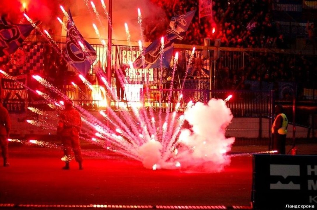 Травмы в футболе от брошенной пиротехники на поле  Injuries in football from pyrotechnics thrown on the pitch