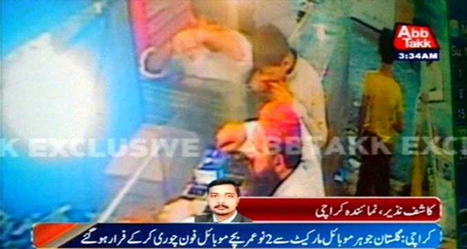 Karachi: 2 Teen Thieves Were Caught In CCTV While Stealing Mobiles