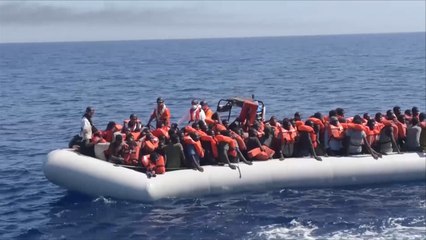 البحرية الإيطالية تنتشل جثث مهاجرين غرقى