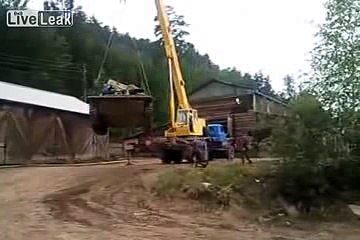 Cần cẩu đổ sập khi cẩu xe tăng