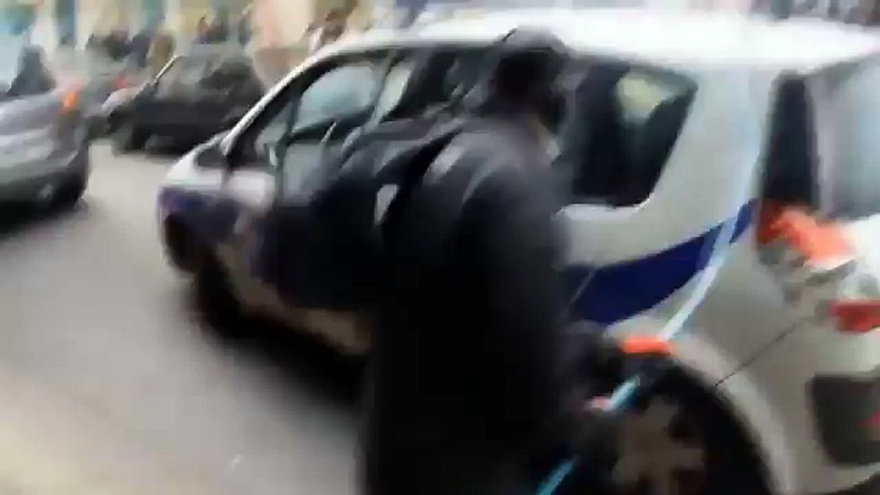 Ce policier est un hero vaillant contre les casseurs