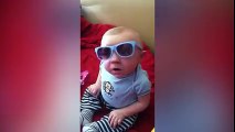 Ce bébé a vraiment la classe avec ses lunettes...