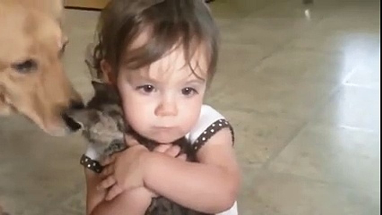 Cette fillette aime son petit chat très très fort... Trop chou