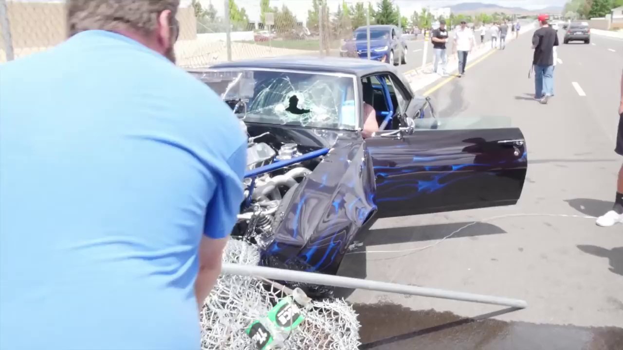 Ce débile détruit sa Camaro en fonçant dans un grillage !