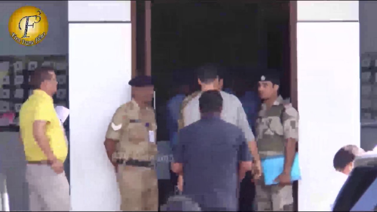 AKSHAY KUMAR & ABHISHEK BACHCHAN SPOTTED AT AIRPORT