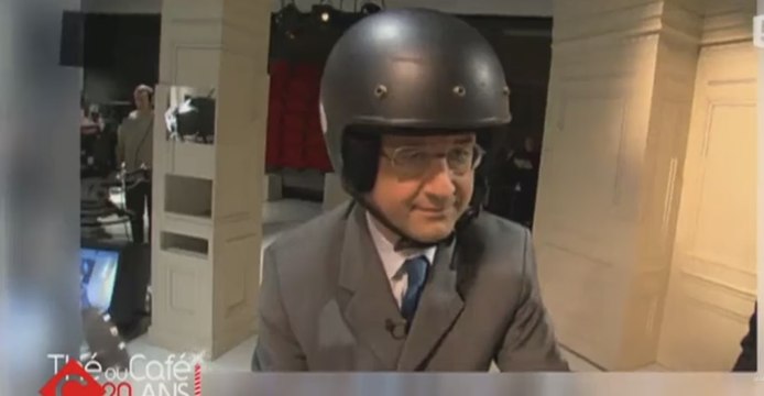 François Hollande, en scooter et casqué, arrivant sur un plateau télé